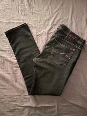 Jacob Cohën jeans - Skit snygga Jacob Cohën jeans i svart färg. Nyskick. Storlek 35. Priset kan diskuteras.