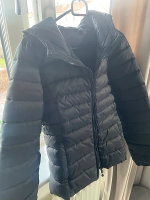 Svart pufferjacka från ONLY - Svart pufferjacka från ONLY i storlek S. Priset kan diskuteras 