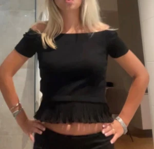 Svart topp zara  - !lånad bild! Säljer en svart croppad topp från zara med offshoulder och korta ärmar . Passformen är normal och materialet känns mjukt mot huden.