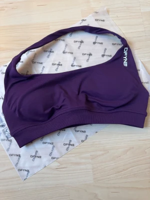 DFYNE tränings bh lila - säljer min fina lila DFYNE bh 💗 enbart testat då jag köpte fel storlek, inga defekter, helt nyskick storlek S