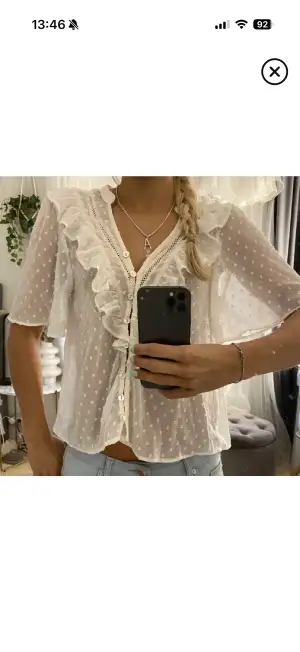 Supersöt vit blus med prickigt mönster, volanger längs v-ringningen och knappar framtill. INTE MINA EGNA BILDER ❤️ från Zara säljs inte längre