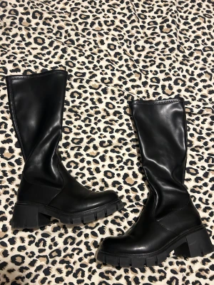 Svarta chunky stövlar med klack - Säljer ett par svarta chunky stövlar med grov plattformsula och låg klack från Zalando, använda 2-3 gånger så dom är i stort sett nyskick! Nypris 899kr  