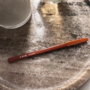 CAIA Laguna läppenna  - En super fin färg som håller länge på läpparna. Detta har varit en av mina favoriter men tyvärr så kommer den inte till användning längre. Det finns mycket produkt kvar, men den är använd en hel del. Den blir även lite kluven i träet när man vässar men det är inget som påverkar resultatet. Priset kan vi diskutera, och har du några frågor får du gärna höra av dig❤️