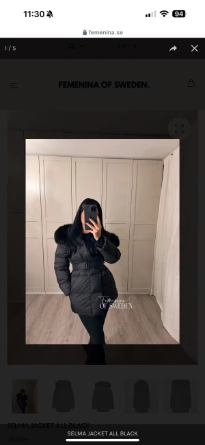 Svart pufferjacka med päls från Femenina of Sweden - Säljer en svart pufferjacka med fluffig päls runt huvan och bälte i midjan från Femenina of Sweden. Jackan har en snygg!