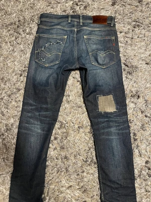 Mörkblå Replay Grover Jeans - Sköna jeans som är i riktigt bra skick.                       Storlek 31-30 men passar up till 32 i midjan 
