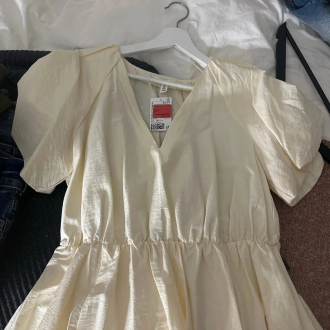 Ljus kortklänning med puffärm - 1