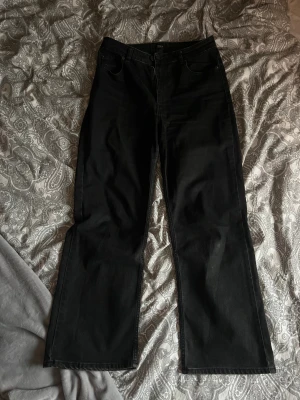 Svarta jeans Only - Svarta raka/vida jeans från Only i storlek 31/30. Använda men fortfarande i mycket bra skick! Kika gärna på mina andra annonser och gör gärna en Bundle och vi kan då komma överens om ett bra paketpris🫶