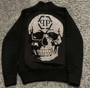 Philip plein  - Säljer denna i storlek S/M. Aldrig använd, köpt för 2100 på reselling sida för något år sedan. Riktigt cool och bra tyngd i materialet. 