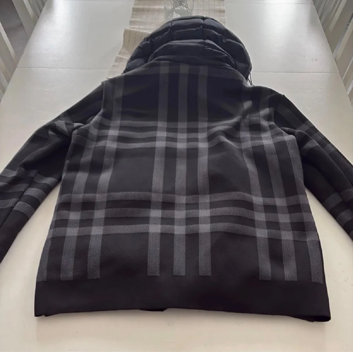 Svart pufferjacka från Burberry - 1