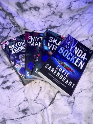 Skyddsängeln, Mytomanen, Skamvrån, Syndabocken - Fyra spännande böcker av Sofie Sarenbrant! Perfekt för dig som gillar nervkittlande deckare med snygga omslag och mörka mysterier. Serien om Emma Sköld är populär bland unga vuxna och bjuder på både dramatik och oväntade vändningar.
