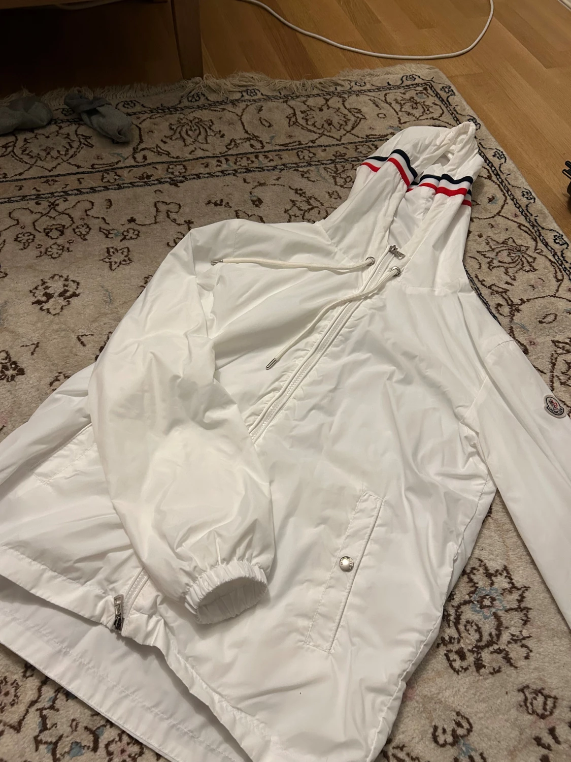 Vit vindjacka från Moncler med huva