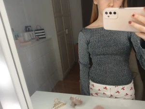 Glittrig ribbad tröja från H&M Divided - Supersnygg glittrig långärmad tröja från H&M Divided i mörkgrått med silvertrådar. Tröjan är ribbstickad, har en tight passform och bredare halsringning. Perfekt för dig som gillar att sticka ut lite extra.