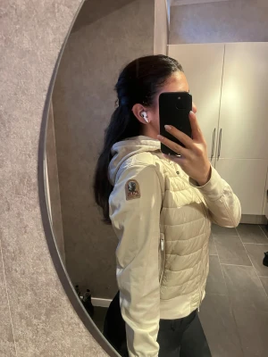 Beige parajumper jacka/fleece - Strl M, super bra skick, använt bara ett fåtal gånger :) 