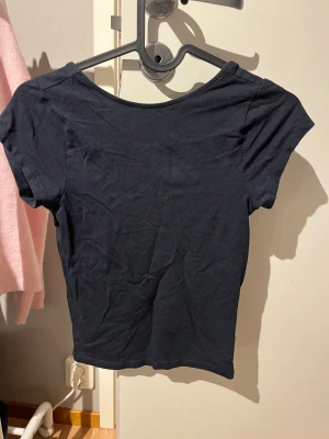 Tröja med öppen rygg!! - En jättefin tröja med öppen rygg!! Säljer då den inte används💕💕💕