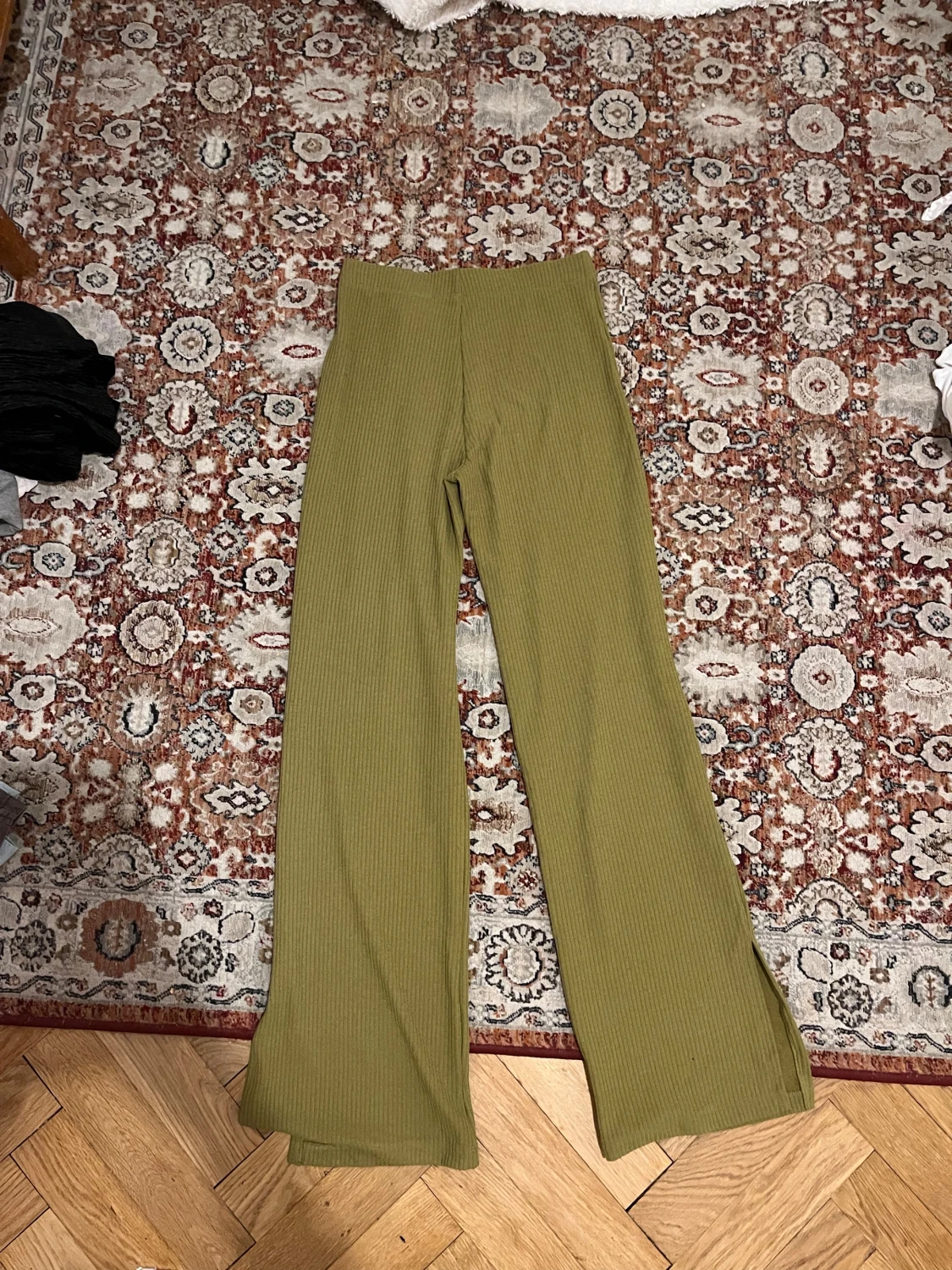 Olivgröna ribbade byxor med slits - 2