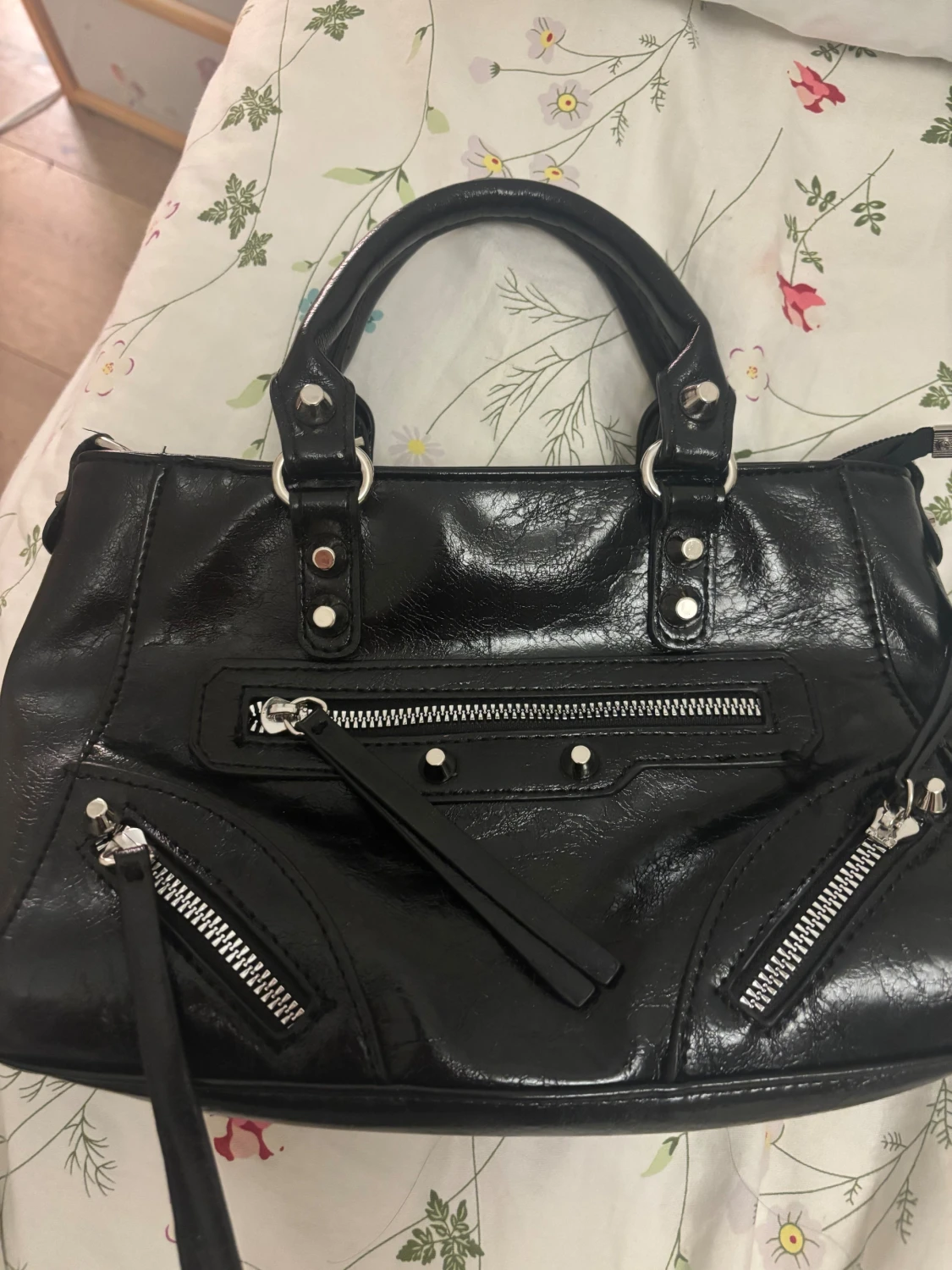 Svart handväska med dragkedjor - 1