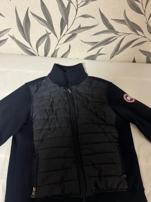 Canada goose - Svart cardigan javkafrån Canada Goose i storlek M.  Den är nästan helt ny.