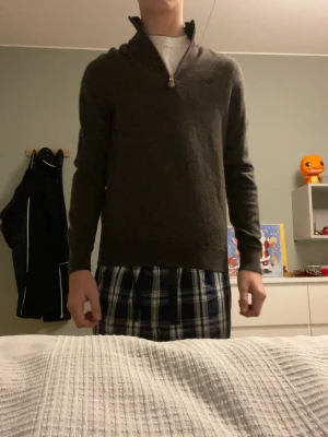 Brun merinoulltröja Morris half zip - Snygg brun långärmad tröja från Morris i 100% merinoull. Half zip med ståkrage och diskret broderad logga på bröstet. Perfekt för dig som gillar klassisk stil med en modern touch. Passar dig som vill ha en varm och mjuk tröja med stil.