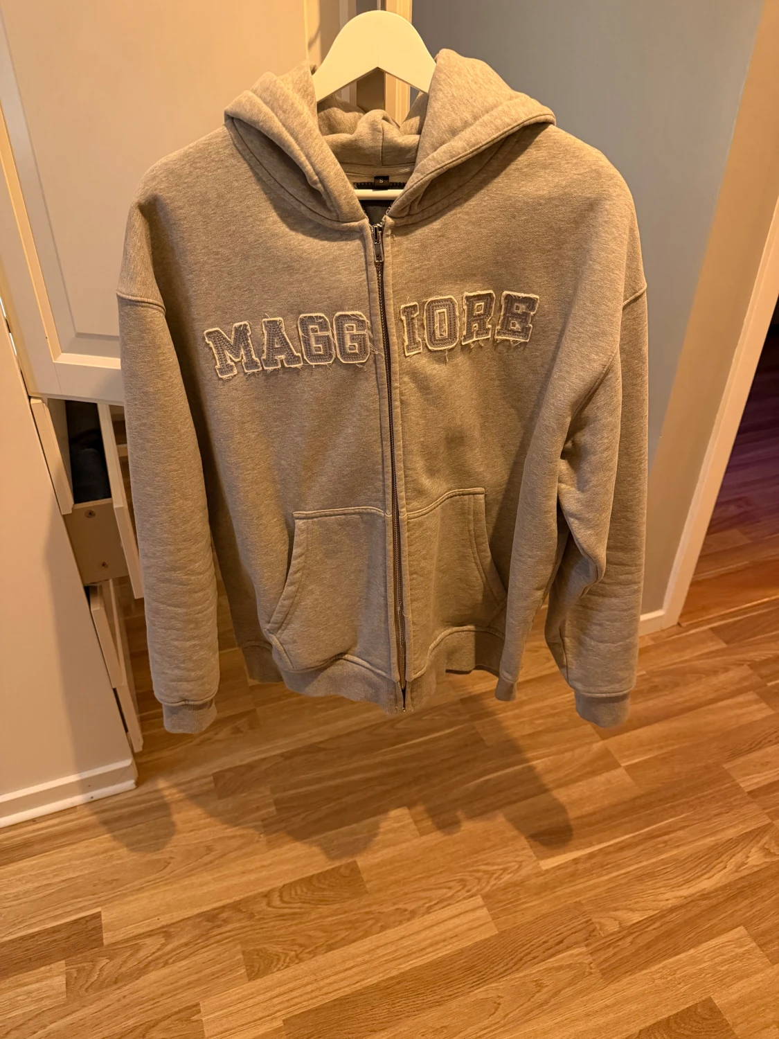 Grå hoodie med dragkedja Maggiore