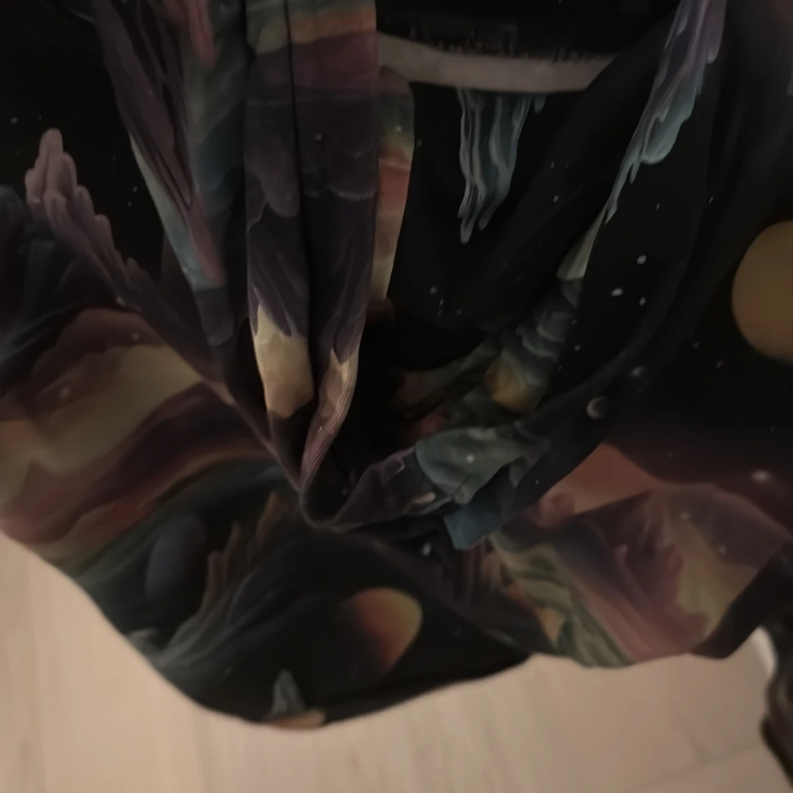 Galaxy hoodie med färgstarkt tryck - 1