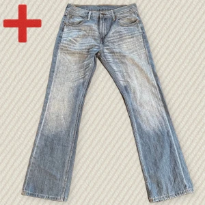 Levis 527 Bootcut  - Riktiga snygga Bootcut Levis i modellen 527! Storlek: 32/32. Liten färgfläck på ena bakfickan. Skriv om du har frågor!  Mått: Midja – 41 cm, Lår – 28 cm, Innersöm – 80 cm, Yttersöm – 105 cm, Benöppning – 22 cm