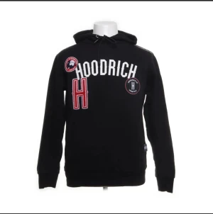 Svart hoodie från hoodrich - Skön hoodie från hoodierich varm och bekväm med snygga detaljer. Perfekt inför vintern❄️