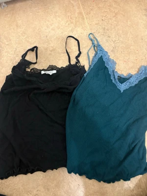 Två ribbade linnetoppar med spets - Båda för 30k