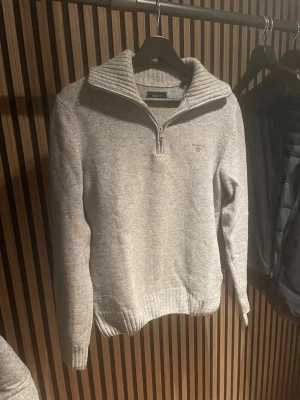 Gant quarter zip -  Säljer nu en  quarter zip från gant |  mycket fint skick utan defekter| priset är ej hugget i sten |kom dm för flera frågor eller funderingar!