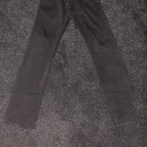 Svarta prada jeans, storlek 29 - Säljer ett par svarta PRADA jeans i storlek 29. De har klassisk femficksdesign, knappgylf. Jeansen är tillverkade i ett slitstarkt bomullsmaterial och har en slim passform med raka ben. De är inte nya men i bra skick. Om ni har frågor eller vill se mer bilder skriv! Priset kan diskuteras.
