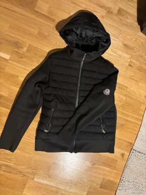 Svart pufferjacka från Moncler med huva  - Svart pufferjacka från Moncler med huva och är i ganska bra skick,pris kan diskuteras