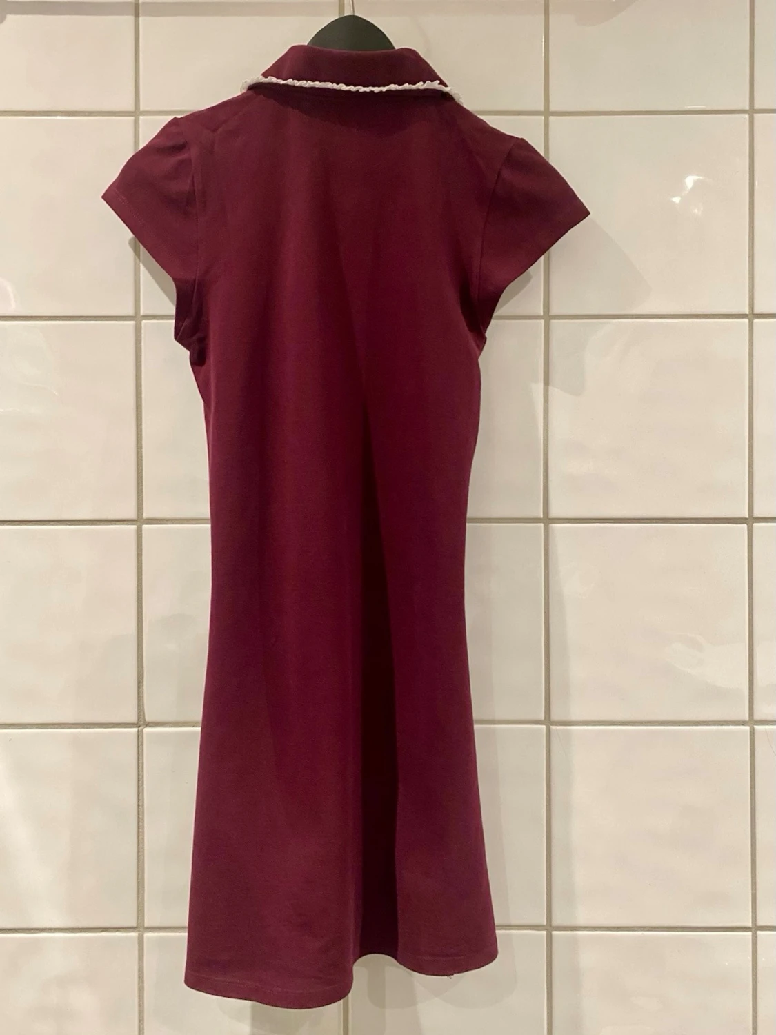 Vinröd kortklänning från Monki - 1