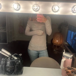 Intimissmi tröja - Den jättefina intimissmi tröjan ett litet hål vid tummen men inte något man tänker på