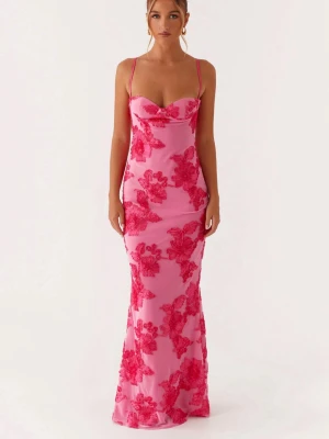 Rosa långklänning med blommönster - Supersnygg långklänning i rosa med tunna axelband och figurnära passform. Klänningen har stora blommiga mönster i starkare rosa nyans och en lätt utsvängd nederdel. Klänningen är från Pepparmayo och har nypris 1 200kr + frakt på 200kr! 