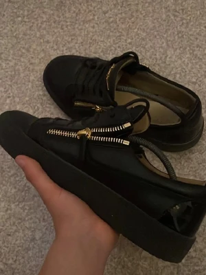 Guiseppe zanotti  - Säljer mina guiseppes.