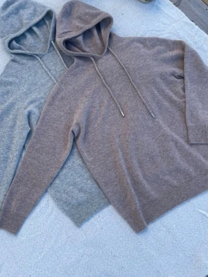 1 Merinoull hoodie ljusbrun/beige - Säljer en ljusbrun/beige merinoull hoodie. Hoodien passar runt stolek s/m och är perfekt för alla årstide. Den är i helt toppenskick!