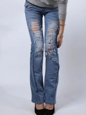 Unika lågmidjade bootcut jeans med hål - Jättefina och unika lågmidjade jeans med slitningar. Jeansen är bootcut och har fina detaljer.   - Storlek: XS - Midjemått: 36 cm - Innerbenslängd: 83 cm - Modellen är 175 cm lång för referens  Jeansen är i jättebra skick och har inga defekter (vad vi märkt)!!  Vid frågor eller funderingar - tveka inte att höra av dig🪽
