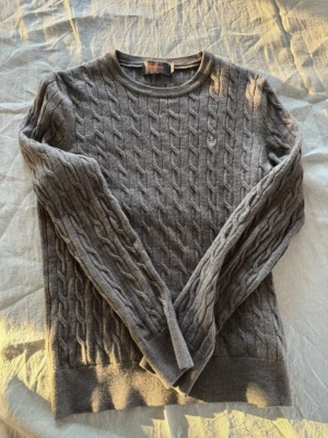 Morris kabelstickad tröja i 100% merinoull   - Säker en beige kabelstickad tröja från Morris i 100% merinoull. Skick 9/10 toppskick inga synliga defekter. Storlek S men passar som XS Nypris runt 2000kr men säljer nu för endast 649kr Hör gärna av er vid minsta lilla fundering. 
