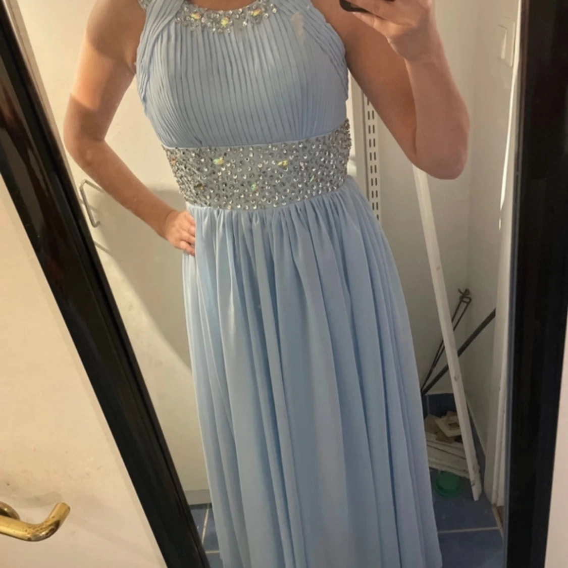 Ljusblå långklänning med strassdetaljer - 3