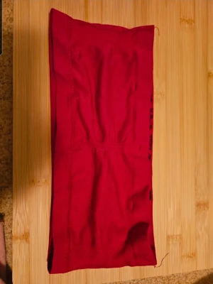 Axel och bygellös bh XS/S - Säljer denna axel och bygellösa BHn i storlek XS/S , finns inga pads inuti (osäker om de någonsin funnits) några lösa trådar men inget som hindrar funktionen. är tillverkad av 91% polyamid och 9% elastan,