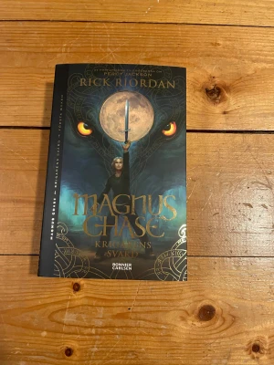 Magnus Chase: Krigarens svärd - En spännande bok om Magnus Chase, en sextonåring vars liv tar en oväntad vändning efter att han lyckats ha ihjäl sig själv. Perfekt för dig som gillar äventyr, mytologi och magiska svärd! Författaren till Percy Jackson garanterar fartfylld läsning.