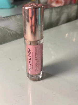 Revolution Conceal & Define C10 - Concealer från Revolution i nyansen C10. Kommer i en snygg cylinderformad förpackning med roséguldfärgat lock och transparent kropp. Perfekt för att täcka ojämnheter och ge en jämn hudton. Enkel att applicera med den medföljande applikatorn. Fråga mig om ni undrar något😊
