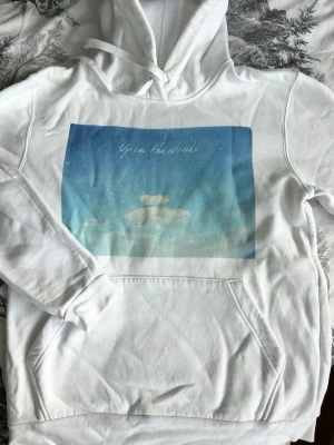 Vit hoodie - Vit hoodie med tryck från The Cool Elephant, Stl M