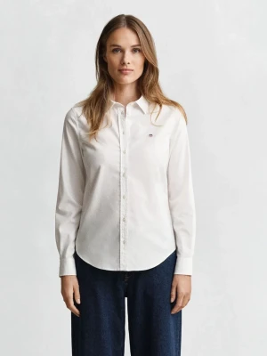 Vit skjorta från GANT, storlek 36 - Klassisk vit skjorta från GANT med broderad logga på bröstet. Skjortan har lång ärm, knappar hela vägen och krage. Tillverkad i mjuk bomull som känns skön mot huden. Nypris 1400 kr