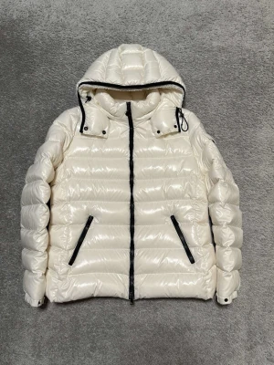 Moncler Bady  - Moncler Bady, storlek 5/sitter som en m/L, skick 9/10, välldigt eftertraktad samt sellsynt färg, nypris 17600kr, vid funderingar hör av er.