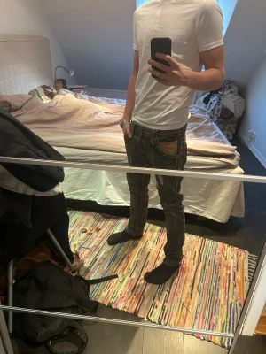 Unika jeans från tornado mart  - Tjena! Säljer ett par unika jeans från ett japanskt märke tornado mart. Jeansen är väldigt sällsynta och de är köpta från Japan. Skulle säga att de sitter som w29 l30. Passar en archive stil.