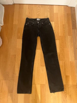 Svarta jeans från 157 storlek XXS - Svarta jeans från 157 i modellen ICON i storlek XXS. Klassisk femficksmodell med raka ben och knappgylf. Perfekt för dig som gillar enkel och tidlös stil.