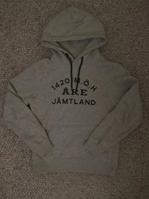 Åre-hoodie - Säljer en åre-hoodie i toppskick. Storlek small men sitter mer som xs. Vid fler frågor och funderingar så är det bara att höra av sig!
