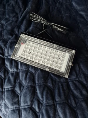 LED Rödljus Panel USB - Kraftfull LED-panel för rödljusbehandling, ansluts via USB. Utrustad med många lysdioder och robust metallstativ. Perfekt för terapi, växtbelysning eller specialbelysning. Fungerar utmärkt, inga synliga defekter eller slitage. Kompakt och lätt att placera.