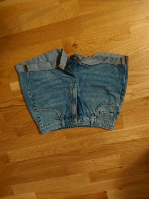 Jeans shorts  - Jeans shorts med hög midja. Lappen bortklippt men passar storlek M ungefär.