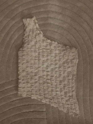 Asymmetrisk topp  - Snygg topp från hm❣️❣️har klippt av lappen men skulle gissa att den är stolek xs/s, den är mycket stretchig så passar även storlekar över